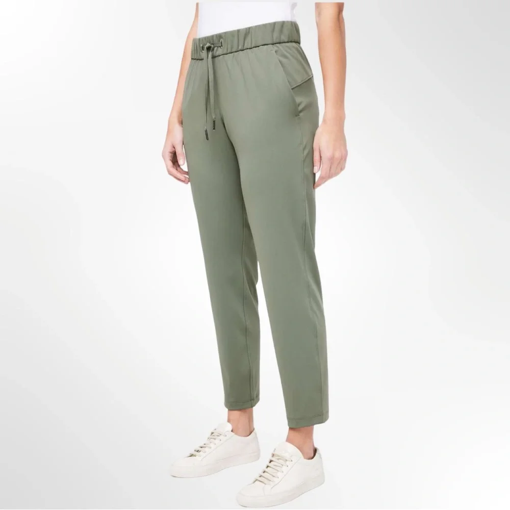Lululemon On The Fly Pant *27"
Grey Sage Athleisure Travel Workout EUC Size 8 - Picture 1 of 10